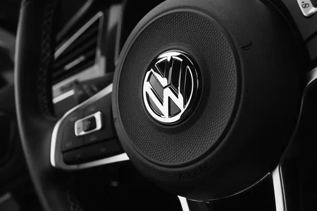 Volkswagen расширяет производство запчастей для электрокаров. Фото: Evannovostro / www.shutterstock.com
