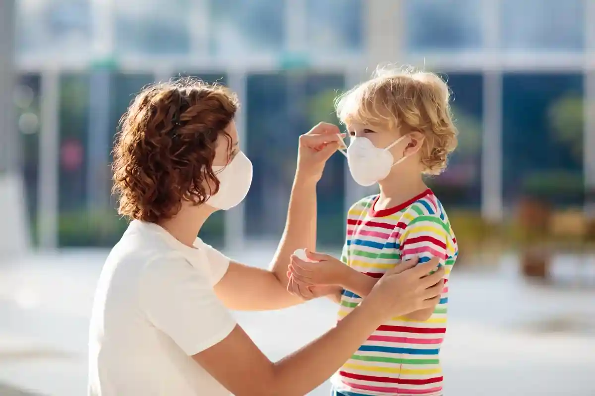 ВОЗ призывает к созданию новых вакцин, чтобы снизить темпы распространения болезни. Фото: FamVeld / Shutterstock.com