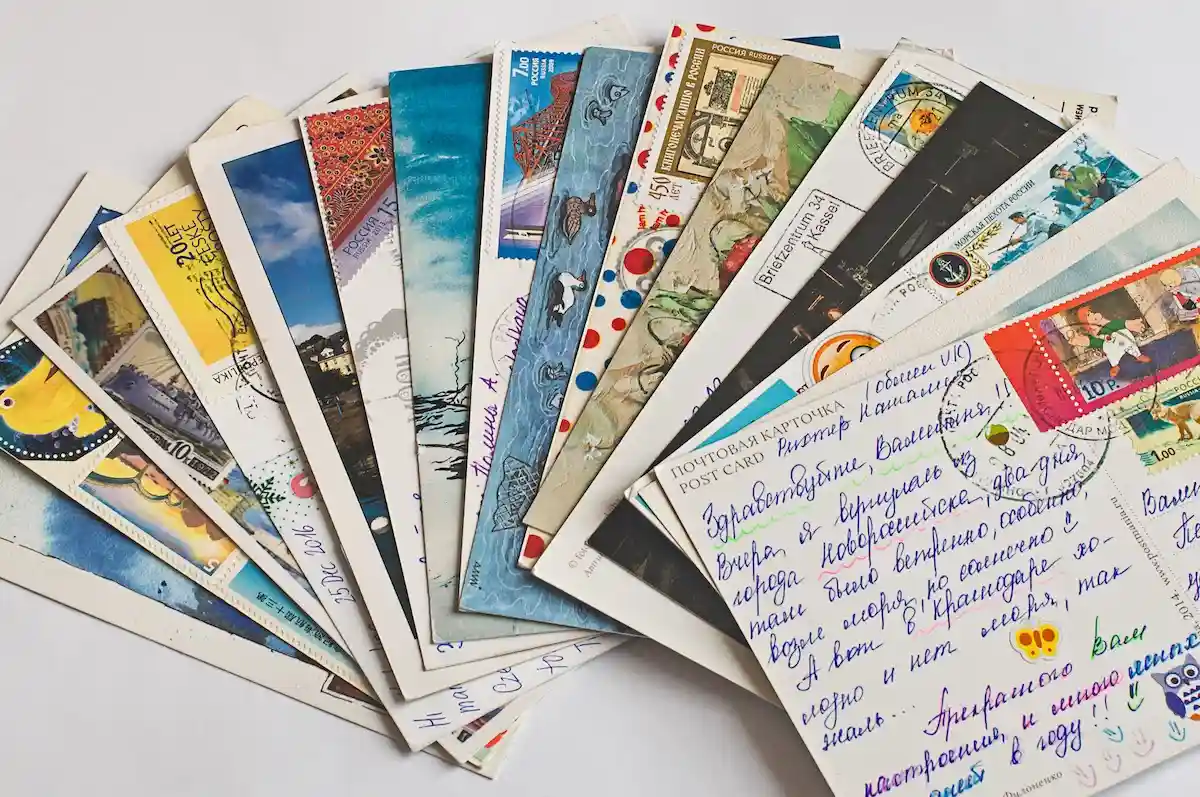 Всемирный день открытки: многие сразу отправляют по 100 открыток одновременно. Фото: Valentina Perfilyeva / shutterstock.com