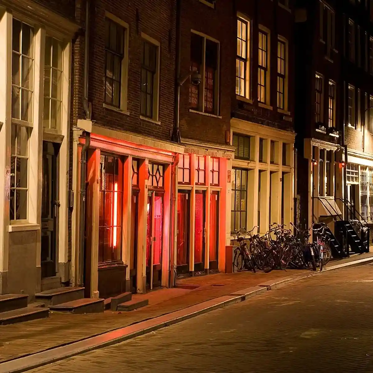 Два борделя на маленькой улочке в районе Красных фонарей Амстердама. Фото: Massimo Catarinella / wikipedia.org