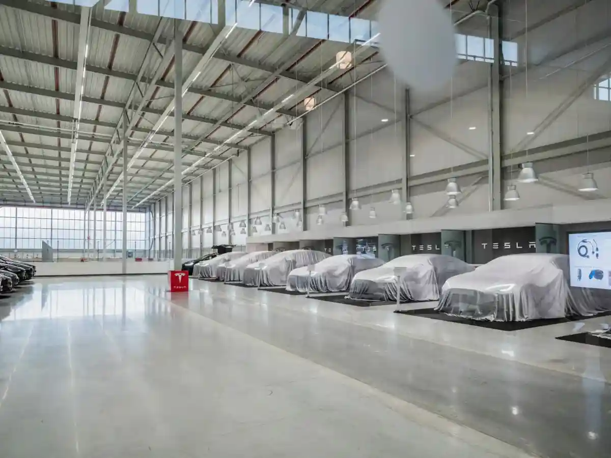 Завод Tesla остановит производство: масштабирование компании. Фото: Nadezda Murmakova / shutterstock.com