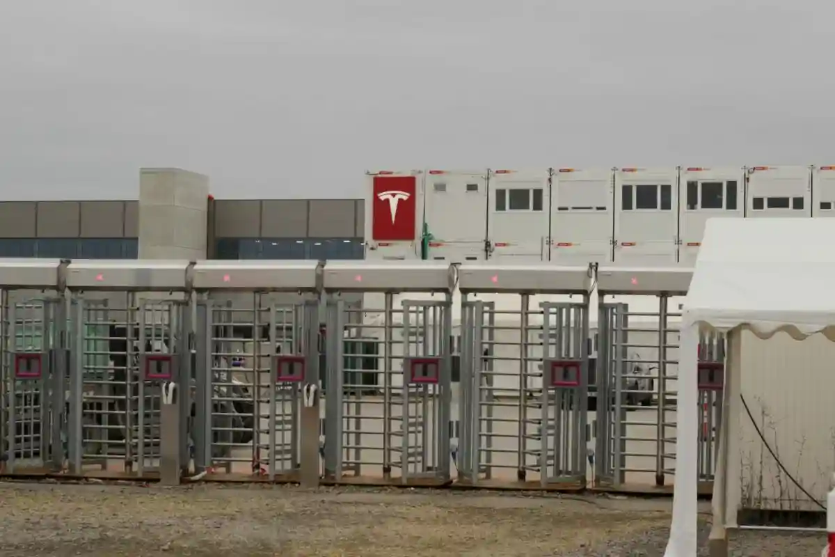 Завод Tesla остановит производство
