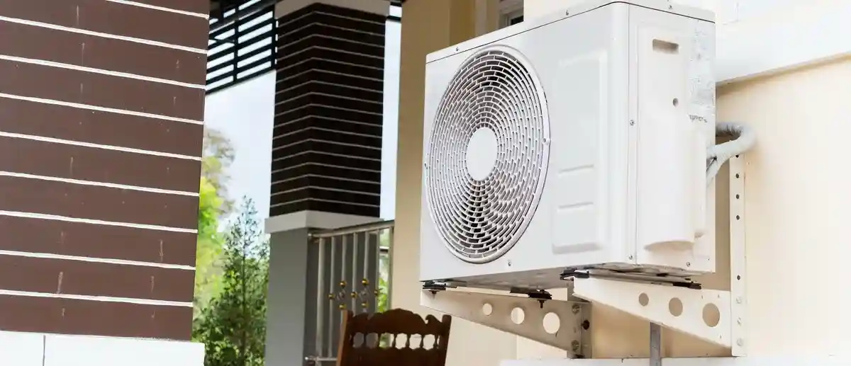 Здания в жару требуют установки кондиционера, а это не так-то просто. Фото: Maderla / Shutterstock.com