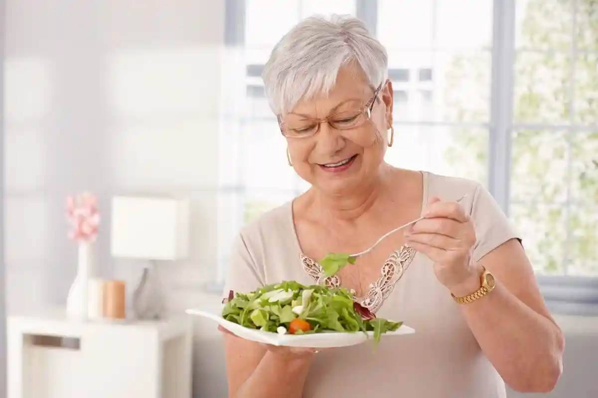 Здоровое питание для пожилых людей означает, что вы едите правильные продукты в верном количестве. Фото: StockLite / shutterstock.com