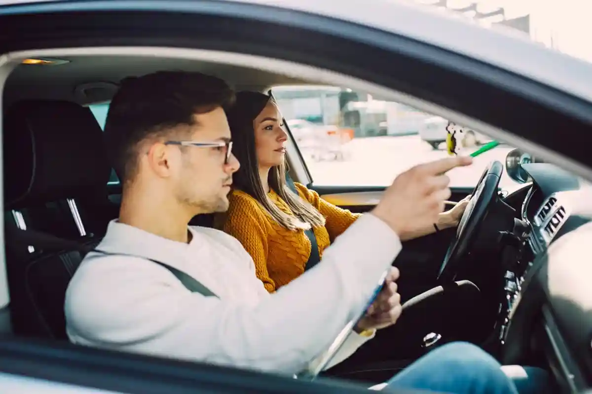 Минимальный возраст для вождения в сопровождении взрослого водителя может быть снижен с 17 до 16 лет. Фото: Shutterstock