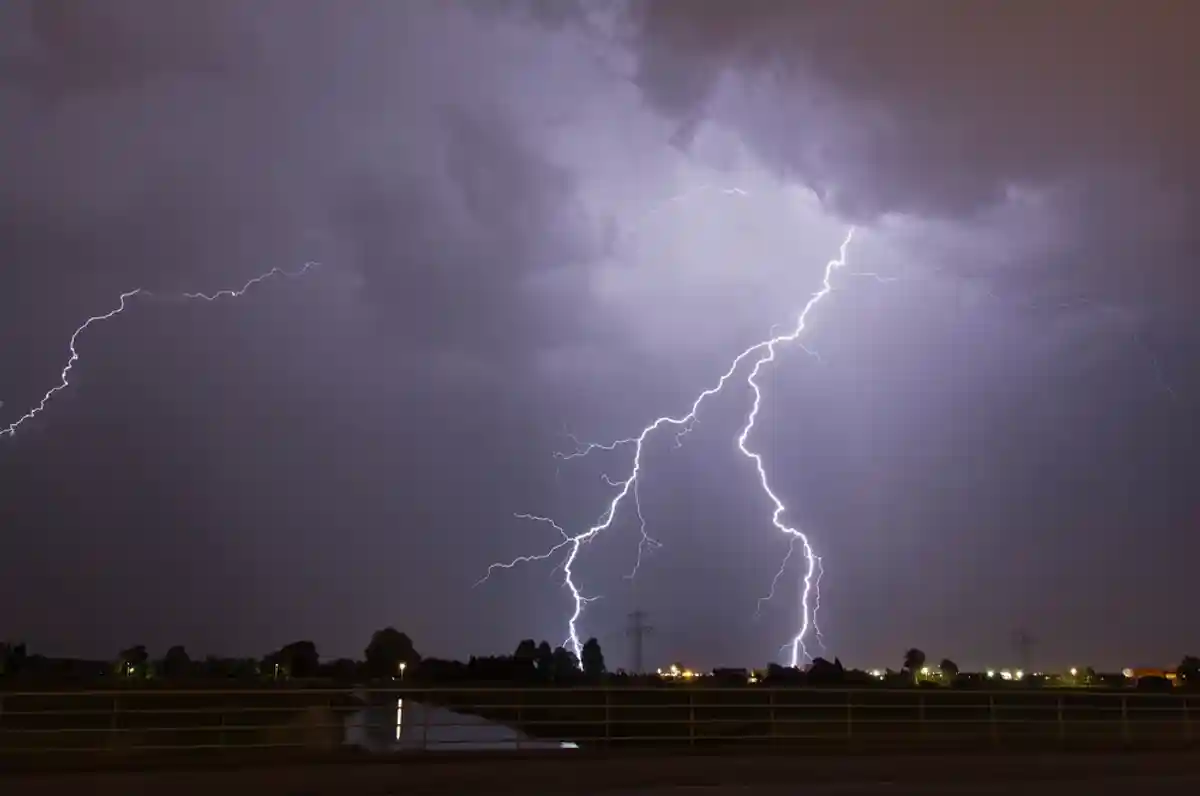 Где было больше всего ударов молнии в 2021 году. Фото: Shutterstock