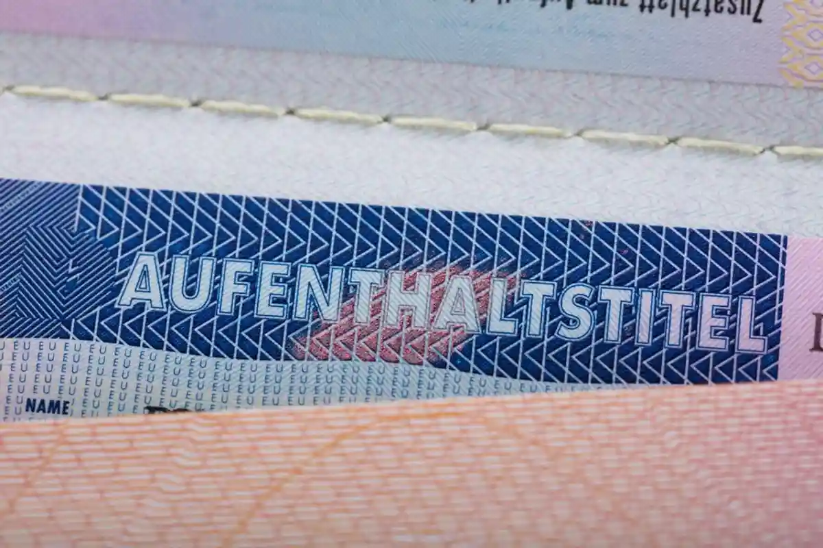 Германия упростила выдачу вида на жительство. Новое постановление распространяется на тех, кто прожил в Германии не менее 5 лет к 1 января 2022 года. Фото: Shutterstock
