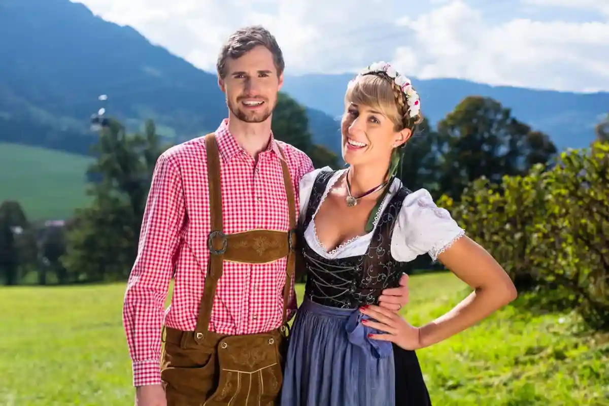 Гид по региональным стереотипам Германии: Бавария. Традиционные наряды дирндль (Dirndl) и ледерхозен (Lederhose). Фото: Shutterstock