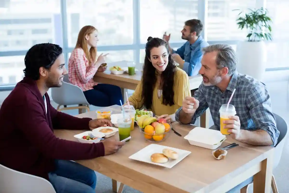 Намного полезнее и эффективнее уйти на обеденный перерыв подальше от рабочего места. А пообщаться в процессе с коллегами — еще лучше. Фото: Shutterstock