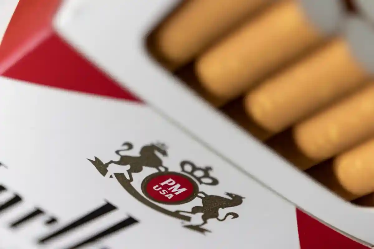 «Philip Morris» теперь поставляет примерно на четверть меньше товаров, чем обычно. Речь идет о нескольких размерах упаковок марок «Marlboro» и «L&M». Фото: Jonathan Weiss / Shutterstock.com