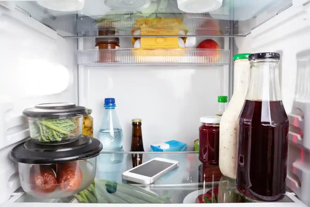 Охлаждать телефон в холодильнике не стоит. Фото: Shutterstock
