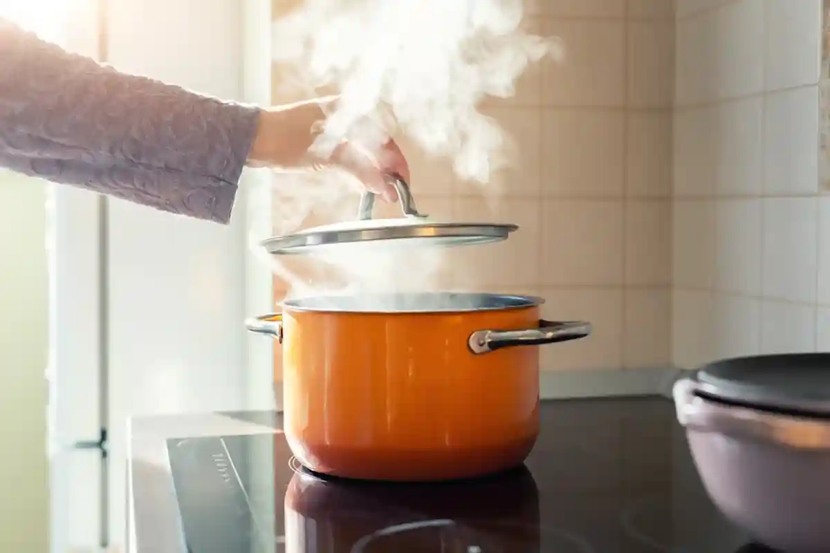 Приготовление без крышки потребляет в 3 раза больше энергии, чем готовка при закрытой кастрюле. Фото: Shutterstock