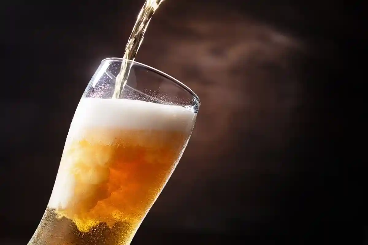 Истинный ценитель пива предпочитает качественный, тонкий и полупрозрачный хрустальный бокал. Фото: Shutterstock