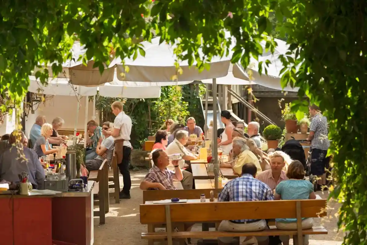 Сколько стоят летние развлечения в Германии: поход в пивной сад. Sesslach, Бавария. Фото: Michael von Aichberger / Shutterstock