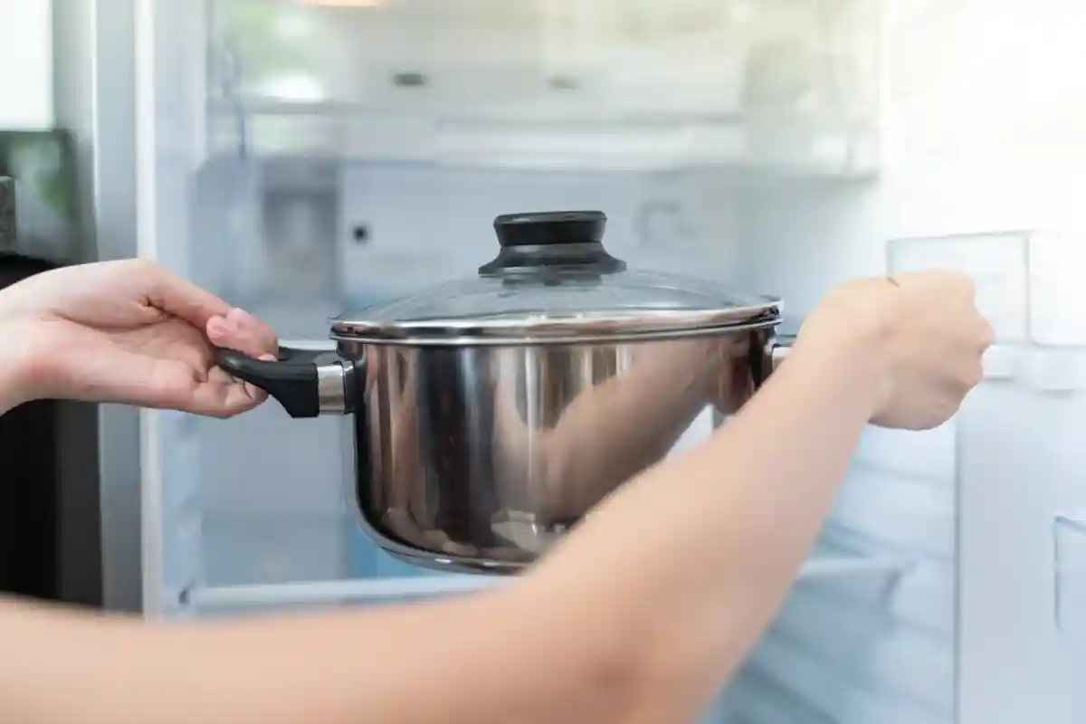 Что не стоит делать с холодильником в жару: ставьте в холодильник только холодные продукты. Фото: Shutterstock