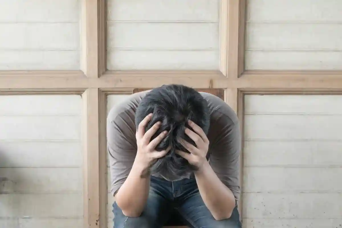 5 признаков социофобии: вы мучительно прокручиваете в голове неловкие ситуации. Фото: PongMoji / shutterstock.com