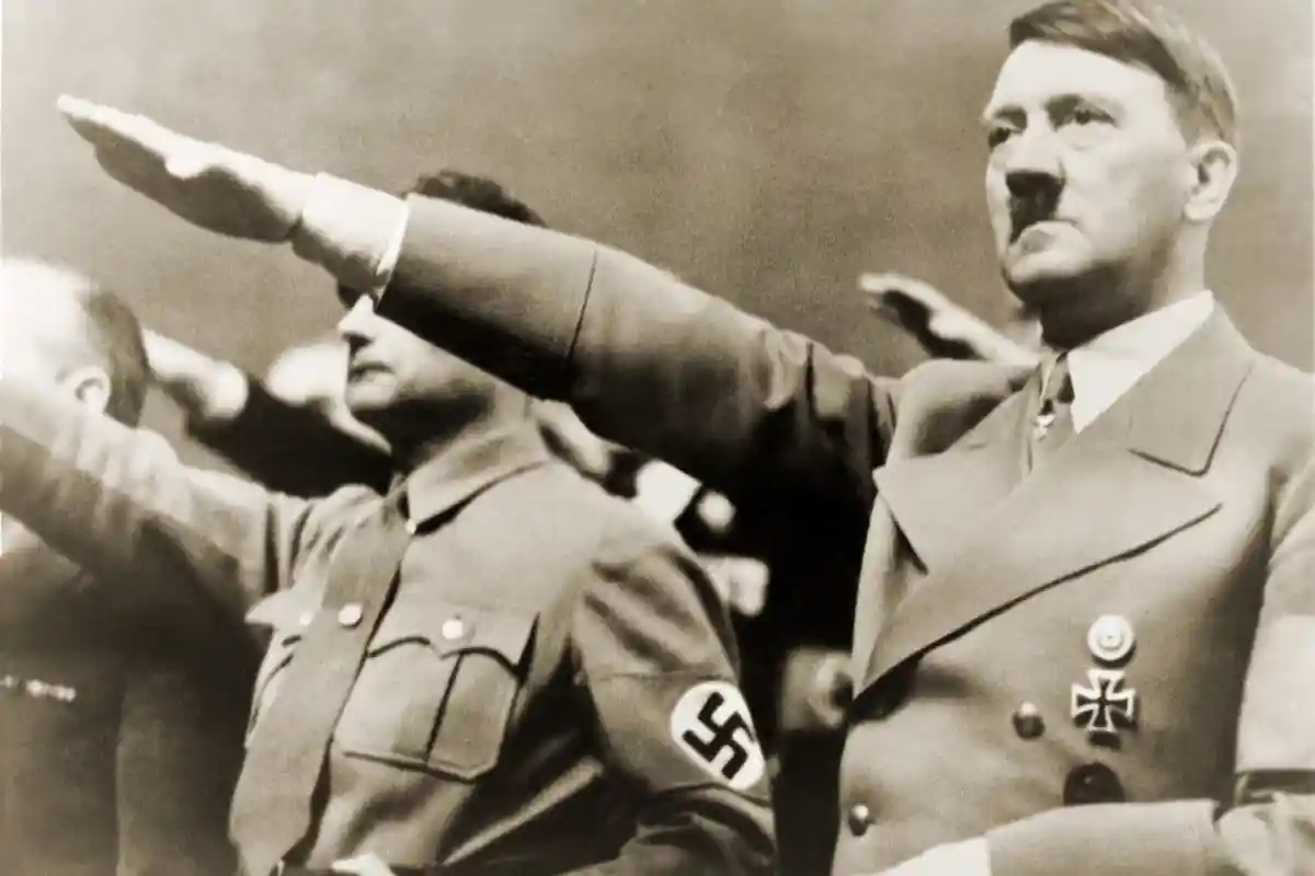 Адольф Гитлер отдает нацистское приветствие Фото: Everett Collection / Shutterstock.com