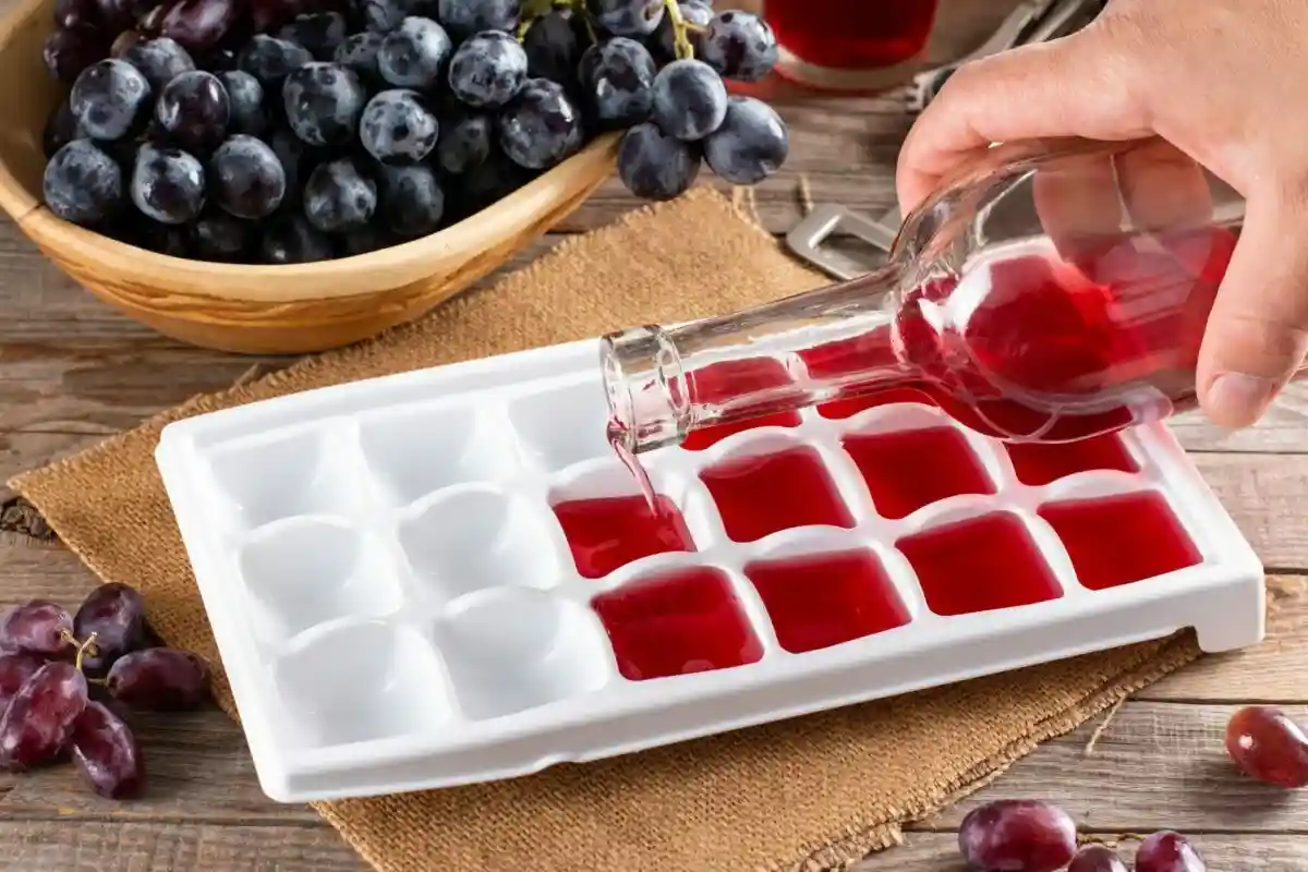 Что заморозить в формочках для льда. Фото: Ahanov Michael / Shutterstock.com