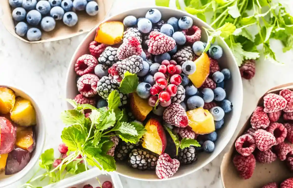 Как сохранить витамины в замороженных овощах и ягодах. Фото: Marian Weyo / Shutterstock.com
