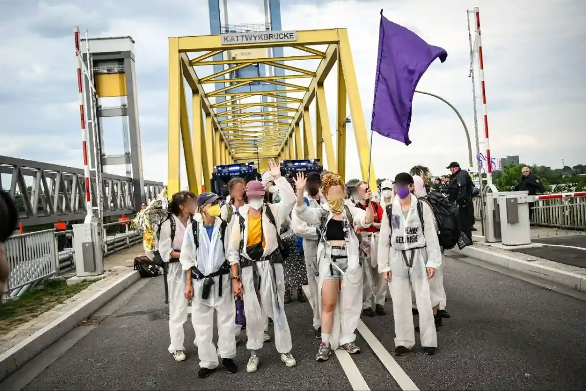 Полиция разогнала климатический протест на мосту Каттвик в Гамбурге