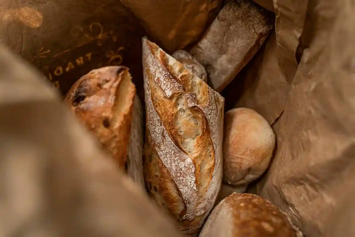 Хлеб лучше не хранить в бумажном пакете Фото: Bas Peperzak / Unsplash.com