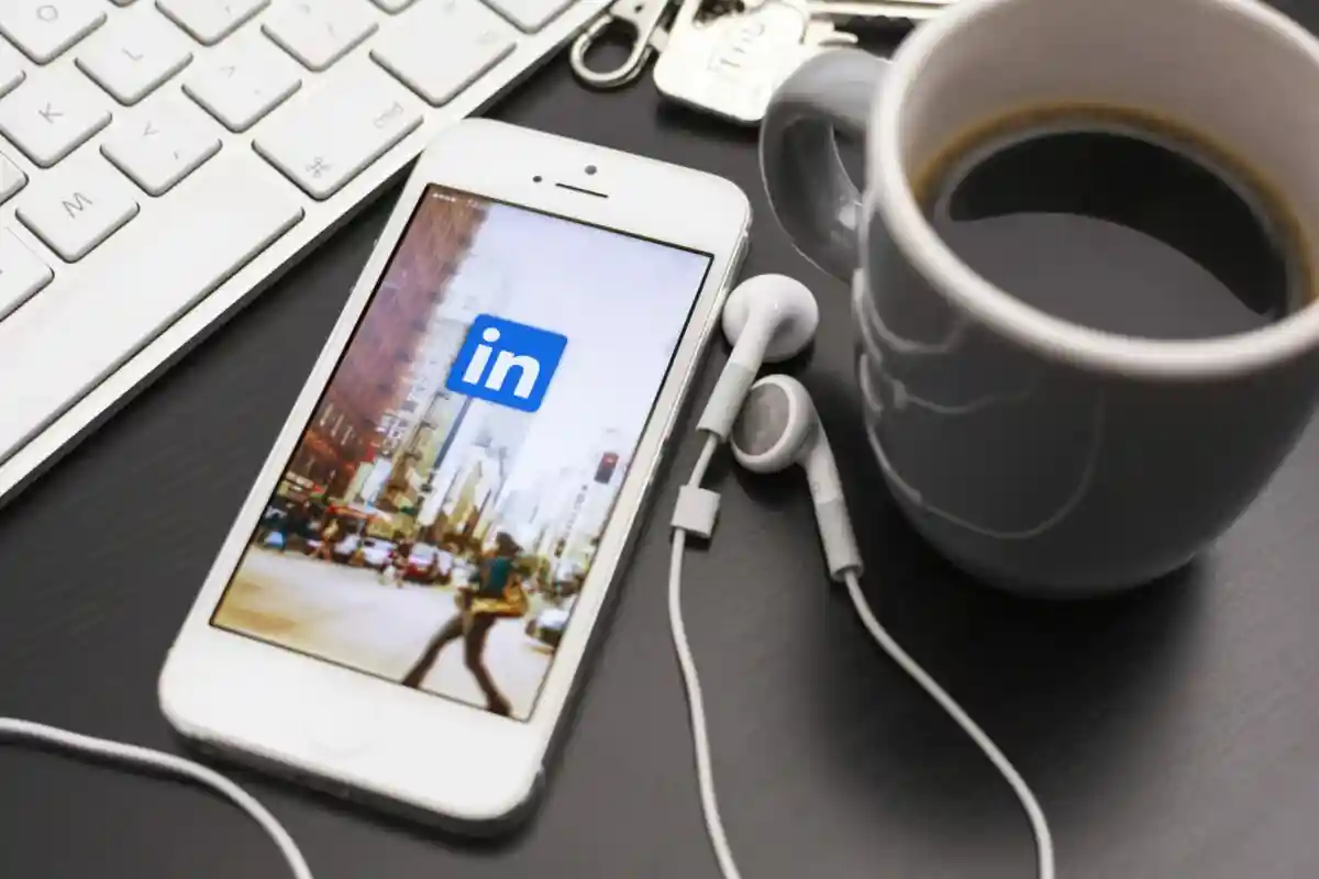 Почему вам стоит завести профиль в Linkedin. Фото: Twin Design / Shutterstock.com