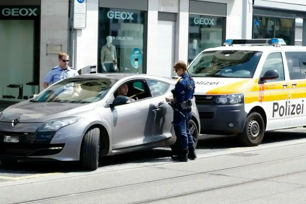 Полицейский оставил автомобилиста для проверки документов Фото: Hebi B. / Pixabay.com