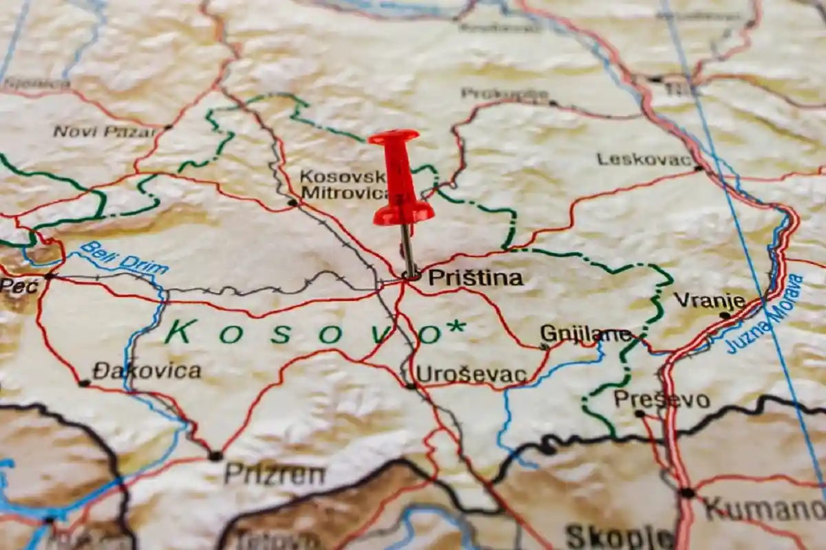 Город Приштина на карте. Фото: PredragLasica / shutterstock.com