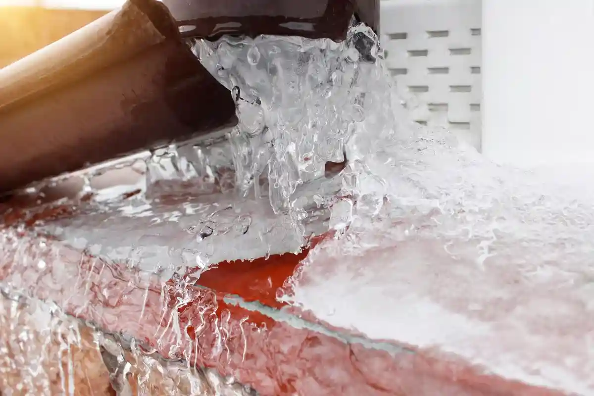 Замерзшая вода в водосточных трубах может привести к их деформации Фото: GRADIENT BACKGROUND / Shutterstock.com