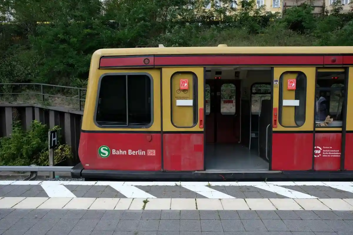 Airport Express не будет ходить до 22 августа. Также возможны изменения в расписании S-Bahn электричек, на которых тоже можно добраться до вокзала. Фото: sbahn.berlin