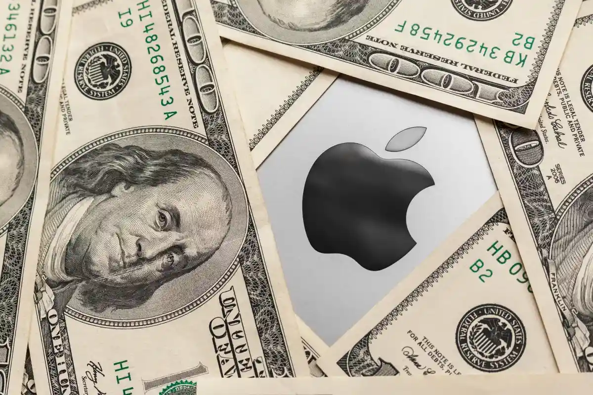 Apple уволила своих сотрудников: смена приоритетов. Фото: Mykola Churpita / shutterstock.com