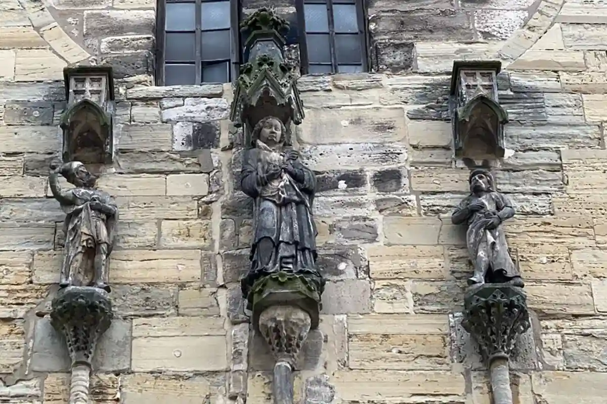 Древние статуи у церкви Святого Стефания. Фото: shutterstock.com