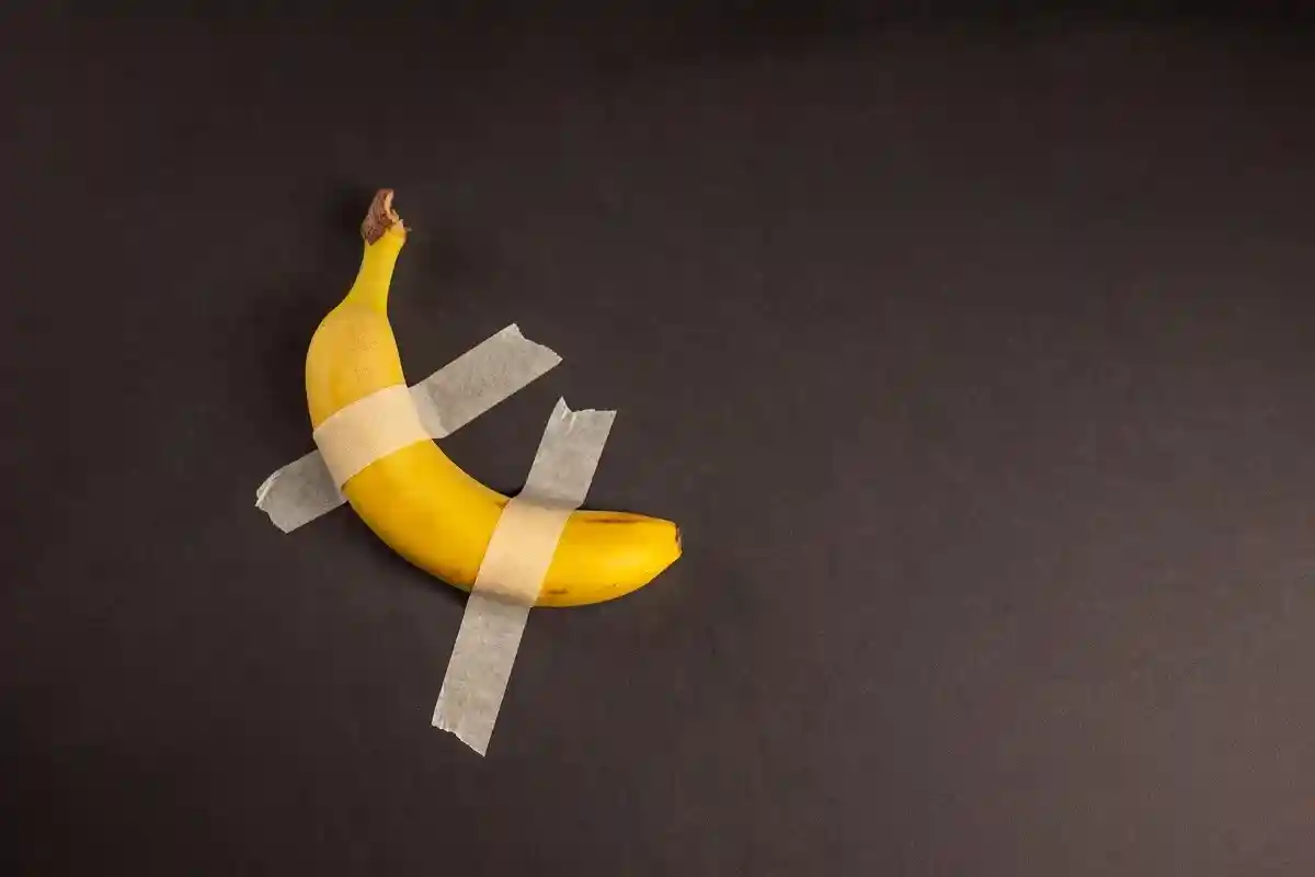 Театр абсурда: автора банановой инсталляции «Комедиант» обвинили в плагиате