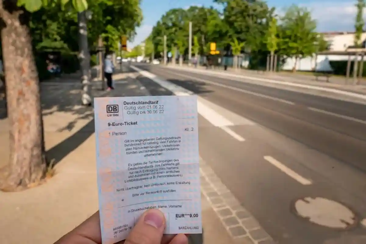 «То, что доступно, однако, очень тревожные данные. Это говорит о том, что билет за 9 евро генерирует больше трафика. Но главное: он почти не сдвигает его в сторону общественного транспорта». 1take1shot / Shutterstock.com