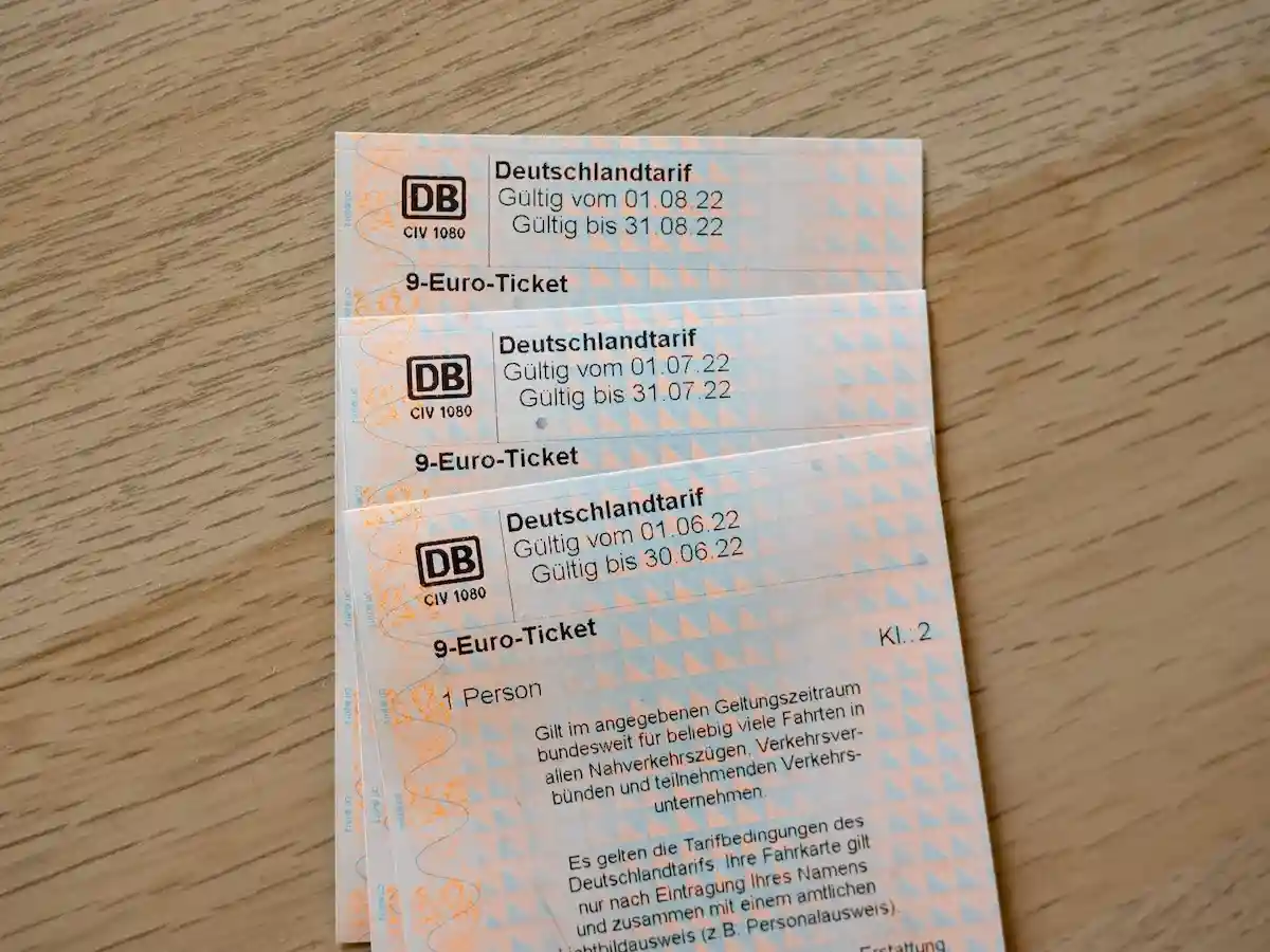 Билет за 9 евро замедлил инфляцию в Германии. Фото: 1take1shot / Shutterstock.com