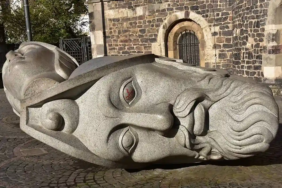 Скульптуры, изображающие головы святых Кассия и Флоренция перед Боннским собором. Фото: shutterstock.com