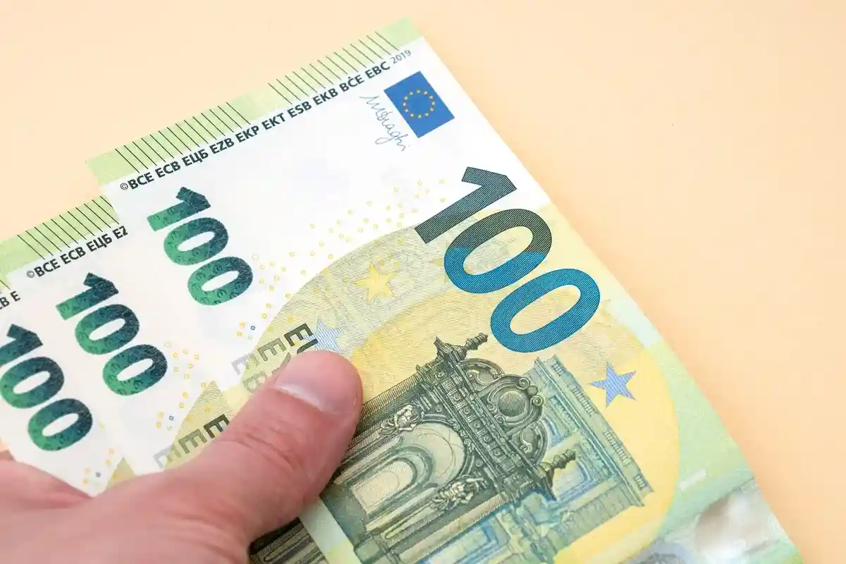 Бонус в 300 евро. Фото: Bojan Dzodan / shutterstock.com
