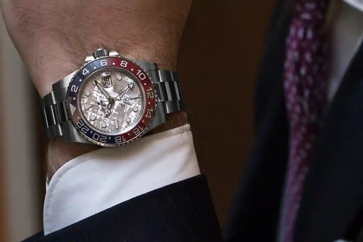 Бренд Rolex расширяется: почему спрос на дорогие часы растет в кризис? Фото: Portal Satova / shutterstock.com
