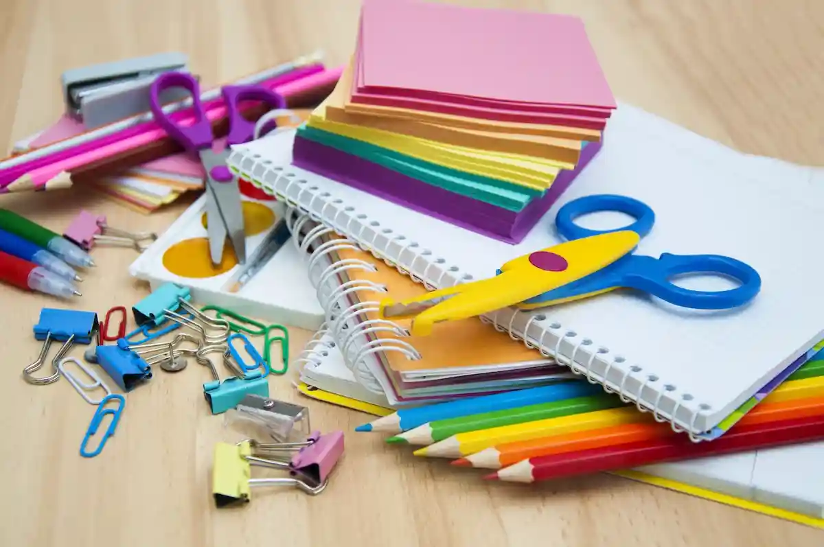 Сейчас бумага в дефиците и поэтому школьные принадлежности дорожают. Фото: Zb89V / Shutterstock.com