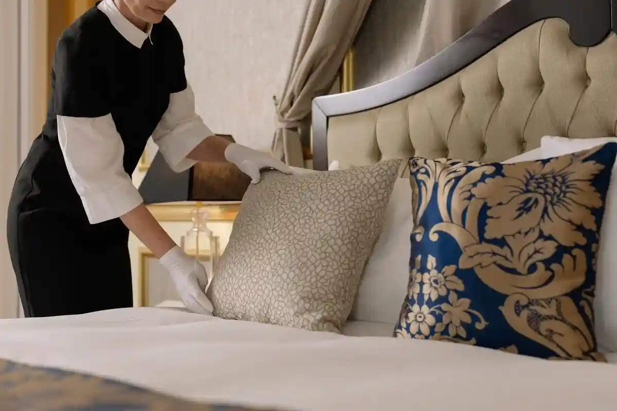 Чаевые в гостиницах Германии можно оставлять горничной прямо на подушке. Фото: cottonbro / pexels.com