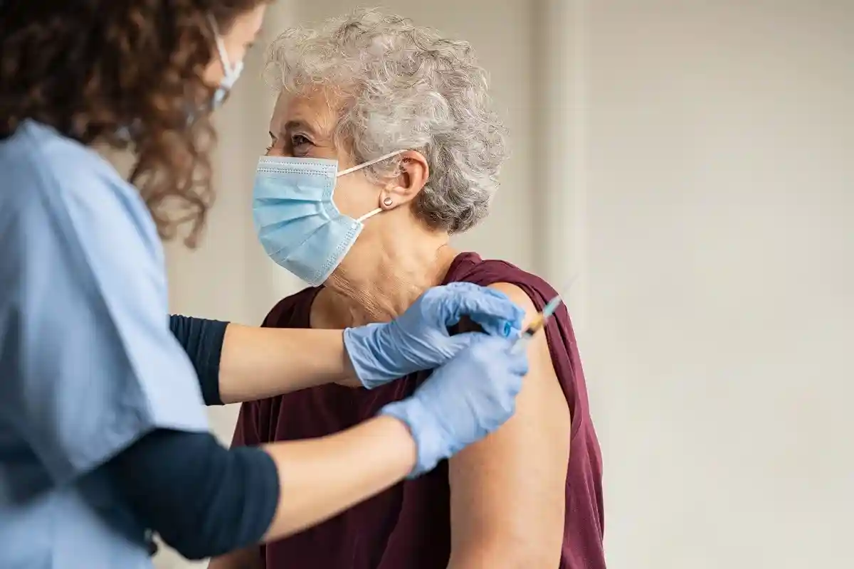 Немецкая комиссия по вакцинации рекомендует четвертый укол для людей старше 60 лет