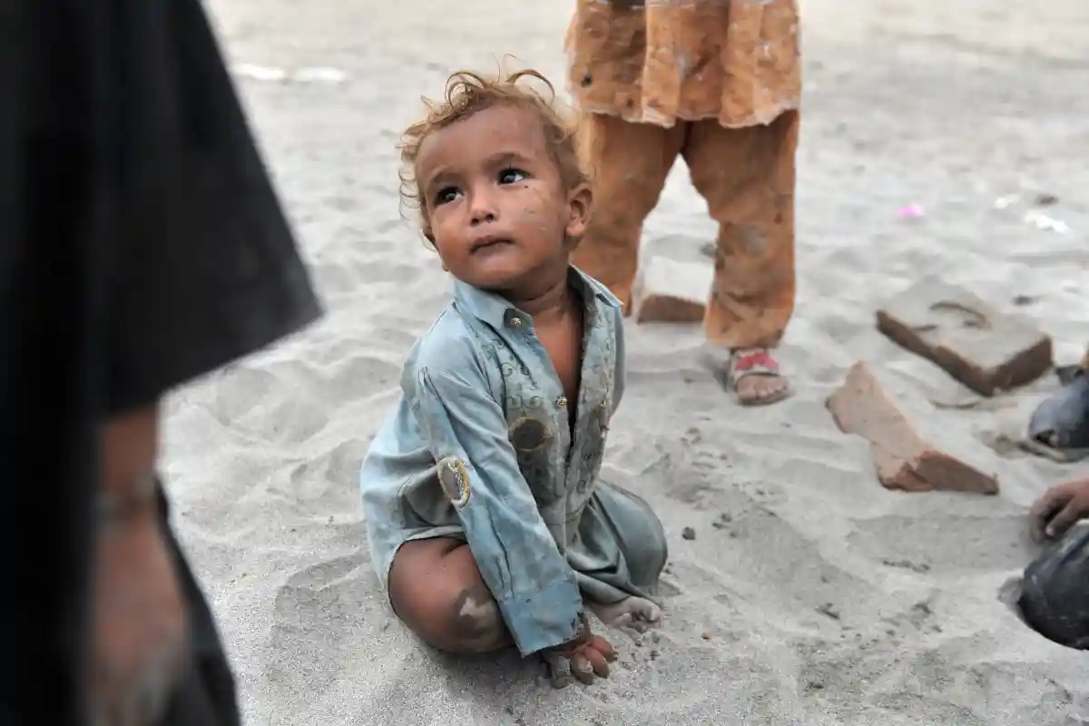 Наводнения в Пакистане унесли жизни более 380 детей. Фото: thomas koch / Shutterstock.com