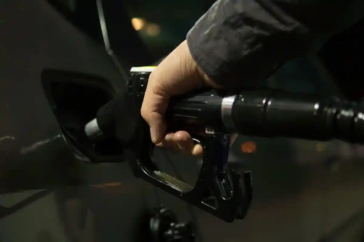 Что ожидает водителей в Германии с 1 сентября: рост цен на топливо. Фото: Skitterphoto / Pexels.