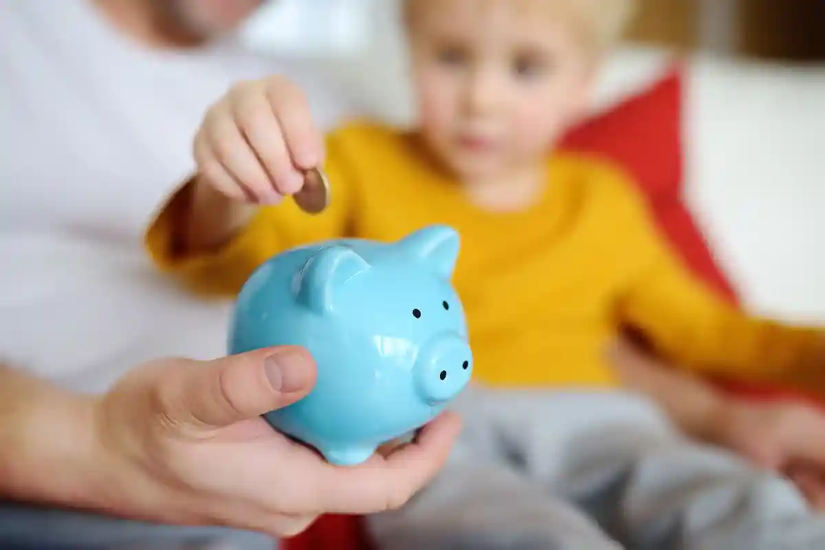 Детская финансовая грамотность: детей необходимо обучать экономии и инвестициям. Фото: Maria Sbytova / Shutterstock.com