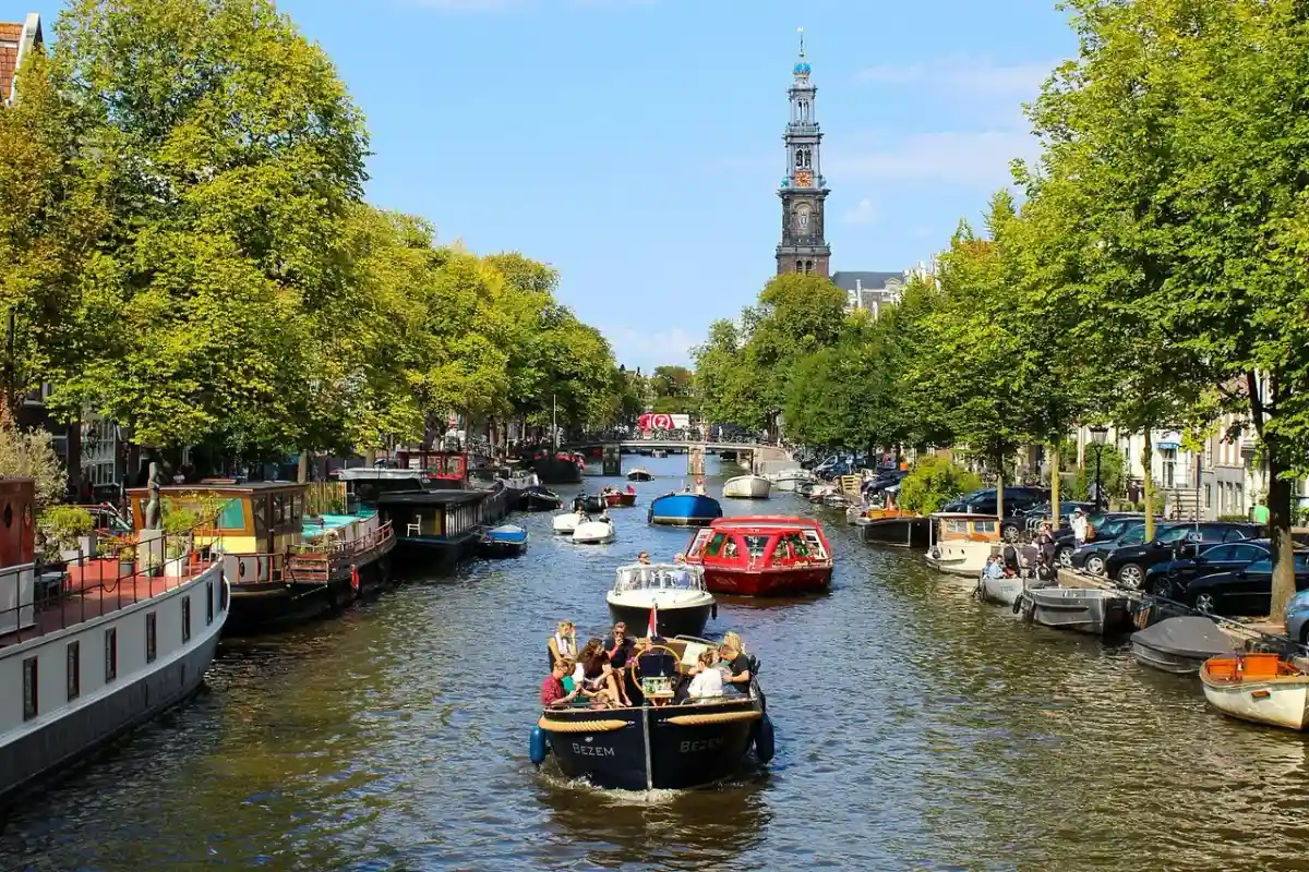 Для отдыха с детьми: каналы Амстердама, Принсенграхт. Ваши дети будут в восторге. Фото: Juke Schweizer - Eigenes Werk / wikimedia.org