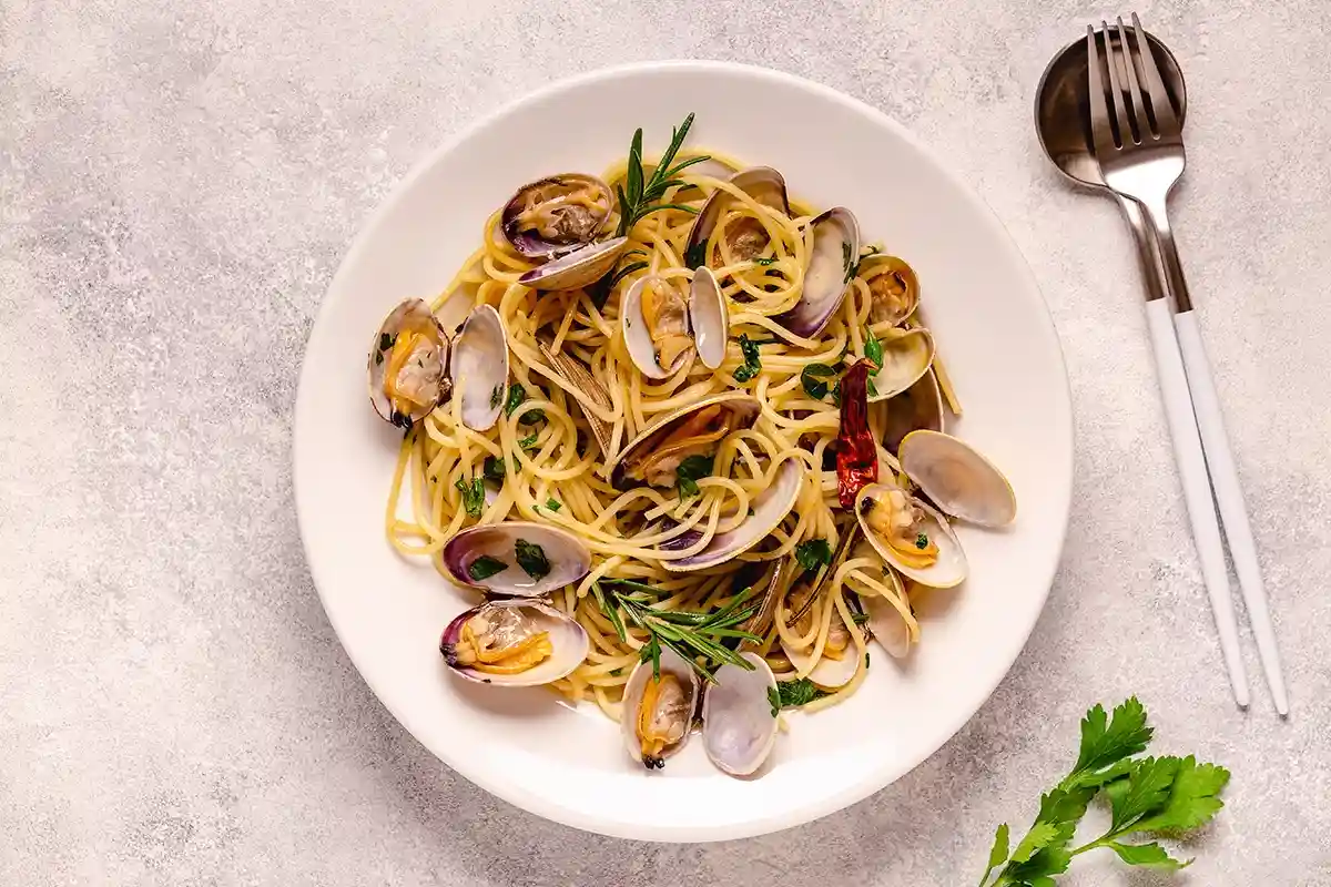 Spaghetti alle vongole может исчезнуть из меню итальянских ресторанов. Фото: Tatiana Bralnina / Shutterstock.com