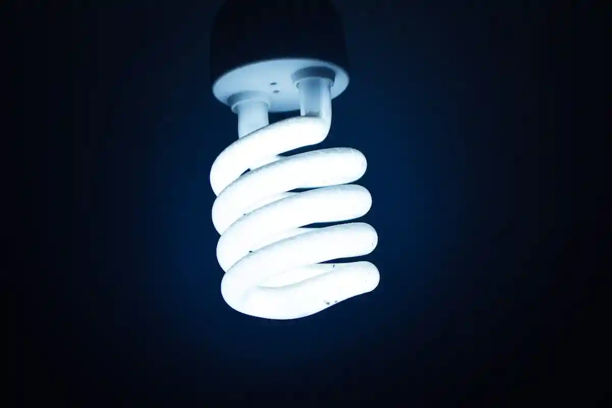 экономия электроэнергии: лампа. Фото: Zain Ali / pexels.com