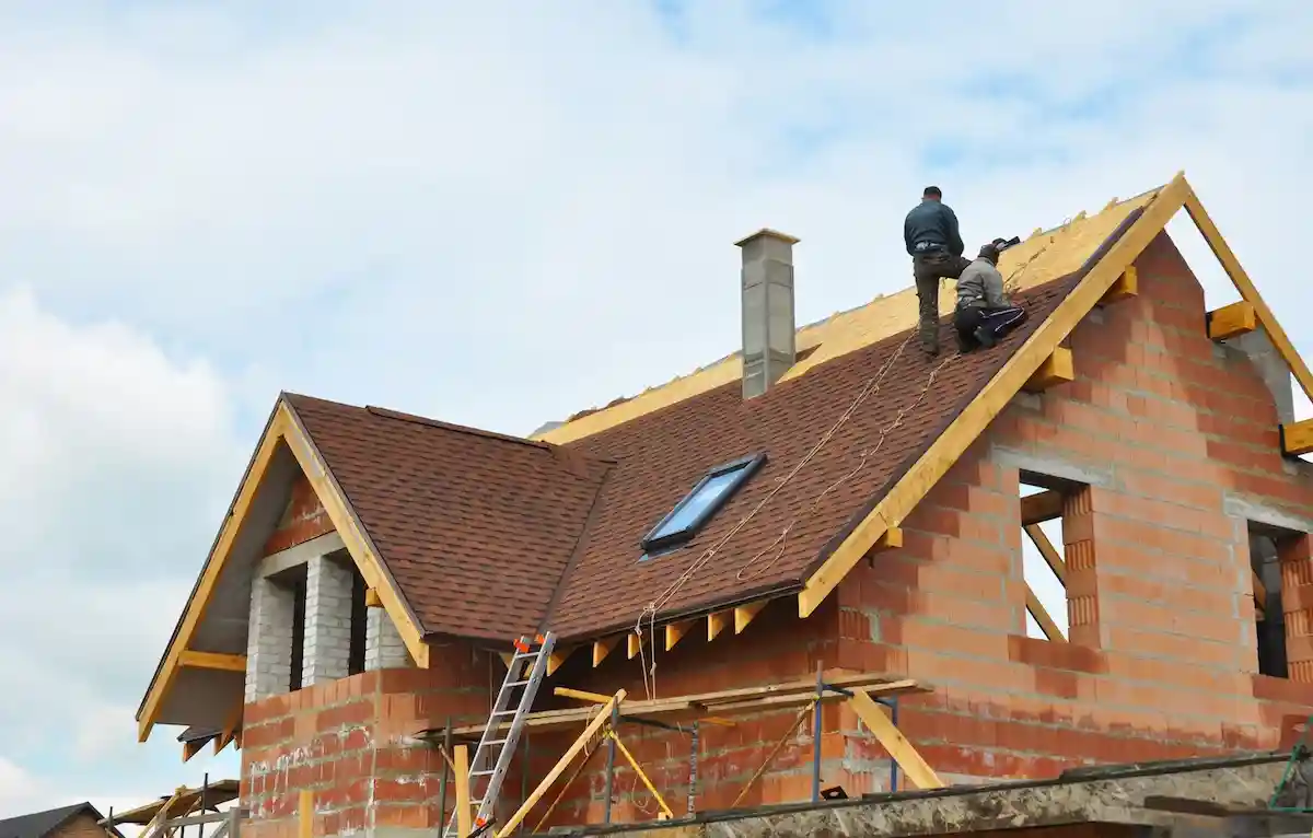 На крыше дома тоже можно сэкономить бюджет. Фото: Radovan1 / shutterstock.com