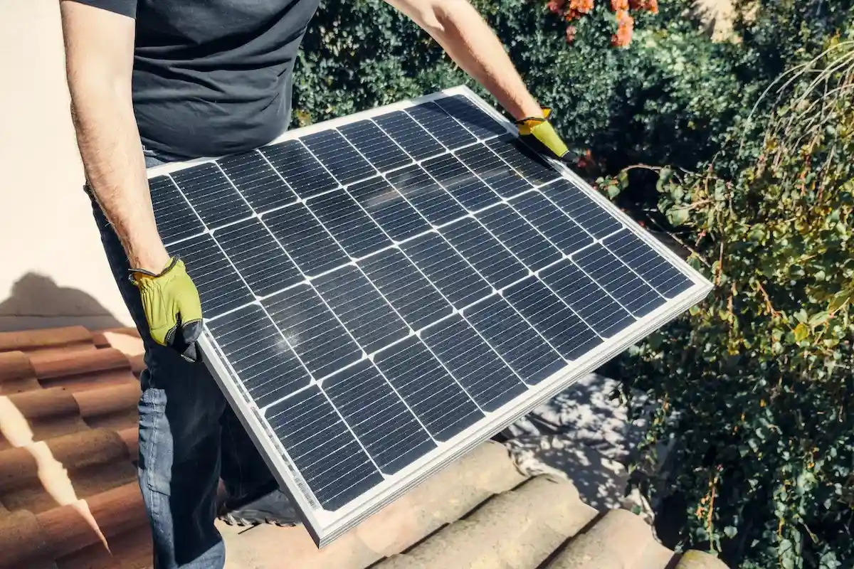 Лучше установить небольшую подключаемую солнечную систему в доме. Фото: Kindel Media / Pexels.