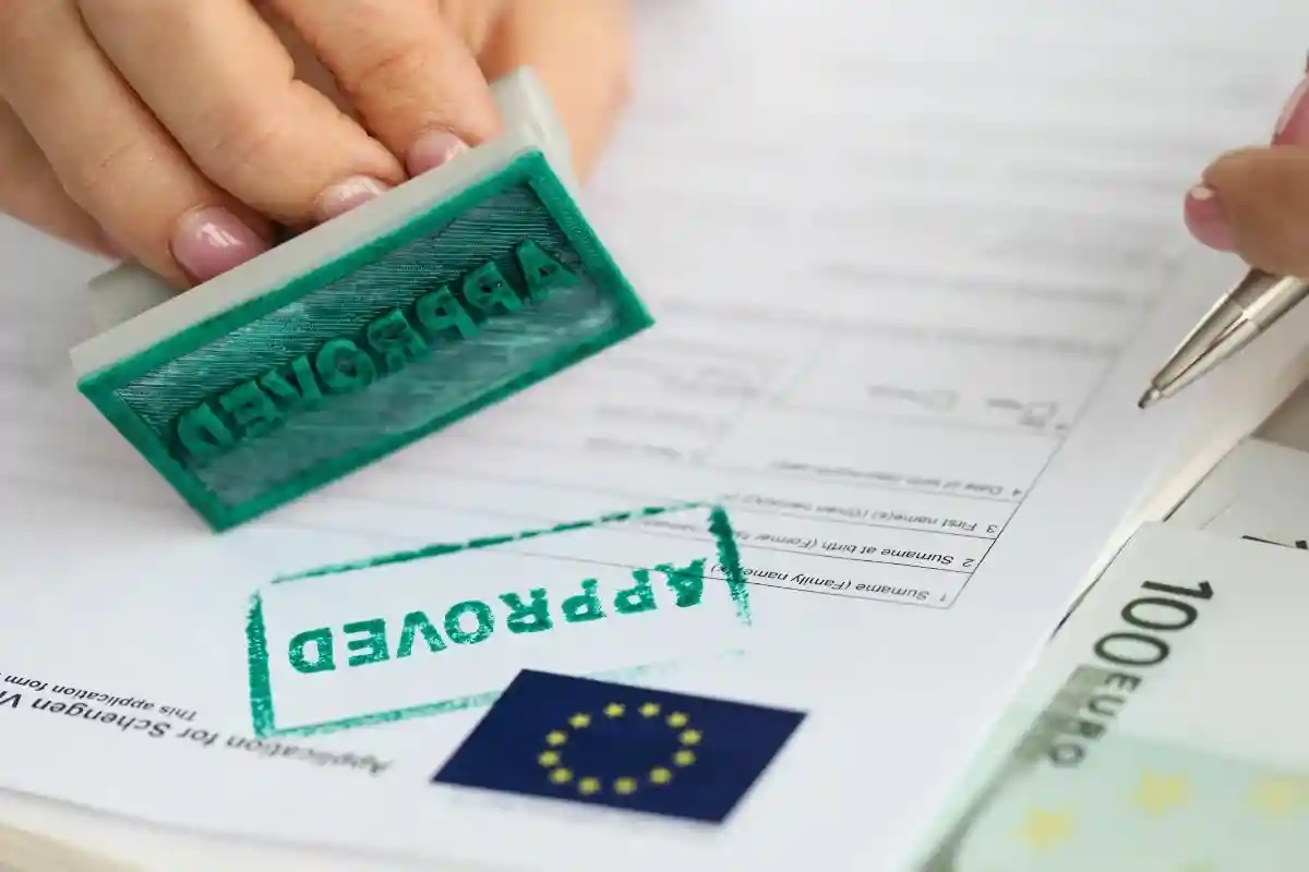 ЕС вряд ли запретит выдачу виз россиянам: некоторые страны выступают против такой меры. Фото: H_Ko / shutterstock.com